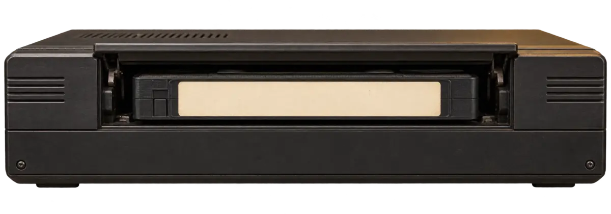 Frontal de un VHS con la ranura abierta y una cinta insertada